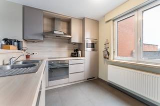 Centrally located, ready-to-move-in apartment (81 m²) with 1 bedroom for sale in the center of Roeselare.The central location in the shopping street near the Grote Markt in Roeselare makes this an ideal choice for those looking for a comfortable apartment in the city center.*Layout of the apartment for sale:- entrance with separate toilet- open kitchen with annex (laundry) storage- bright living room- 1 bedroom- bathroom with washbasin, bath and shower- storage *Features and benefits:- Location: the North State is a stone's throw from the Grote Markt, library, shops, restaurants and public transport. You have everything at your fingertips.- Rented: The apartment is currently rented out, which also makes it interesting for investors.- Elevator: the building has an elevator, so you can easily get to the second floor.- Terrace: option to create a terrace at the back.This apartment combines comfort, location and practical layout. Contact us for more information or a viewing.