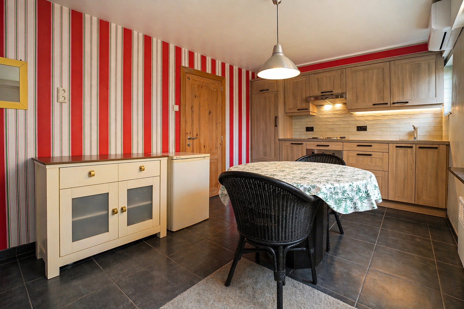 Alleenstaande woning met veel potentieel op 655m² te Houthulst. - foto 5