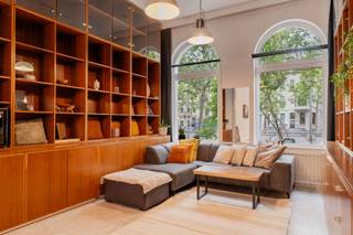 <p>Deze zeldzame herenwoning met een indrukwekkende gevelbreedte van circa 7 meter en grote tuin, bevindt zich op een absolute toplocatie in Antwerpen-Zuid. De woning combineert een authentiek karakter, hedendaags comfort en een waaier aan mogelijkheden voor wie op zoek is naar een unieke combinatie van wonen, werken en levenskwaliteit.</p>
<p>Via de ruime inkomhal met authentieke marmeren vloeren betreedt u een eigendom die onmiddellijk indruk maakt. De hoge plafonds, prachtige lichtinval en talrijke originele elementen zorgen voor een tijdloze elegantie. Binnen- en buitenleven vloeien naadloos in elkaar over.</p>
<p>De gelijkvloerse verdieping heeft een directe verbinding naar terras en tuin. Deze verdieping leent zich perfect voor een ruime leefkeuken, eetkamer en salon met zicht op het groen. Daarnaast bevindt zich op deze verdieping ook een recent vernieuwde badkamer.</p>
<p>Op het niveau van de leefruimte bevindt zich een overdekt terras van maar liefst 7 meter breed, recent vernieuwd en voorzien van een nieuwe glazen pergola. Één van de blikvangers van deze woning. Deze buitenruimte vormt een natuurlijke verlenging van het interieur en biedt een uitzonderlijke plek om vrijwel het hele jaar door te genieten van rust, privacy en gezelligheid.</p>
<p>Via het terras bereikt u de zonnige stadstuin van circa 100 m², een zeldzame luxe midden in de stad.</p>
<p>Op de eerste verdieping bevindt zich een ruime leefruimte met open keuken en centraal keukeneiland. De overvloedige lichtinval en de breedte van de woning versterken het gevoel van ruimte, comfort en elegantie. Ook hier bevindt zich een recent vernieuwde badkamer.</p>
<p>De tweede verdieping werd ingericht als een mastersuite die aanvoelt als een luxueuze hotelverdieping binnen de woning. Deze privéruimte omvat een ruime slaapkamer, een aparte dressing en een sfeervolle loungehoek. Op de tussenverdieping bevindt zich een recent vernieuwde badkamer met ligbad.</p>
<p>De bovenste verdieping beschikt over drie bijkomende slaapkamers en een recent vernieuwde douchekamer, ideaal voor een gezin, gasten of een combinatie van wonen en werken.</p>
<p>Ook het souterrain biedt uitzonderlijk veel potentieel. Hier bevinden zich drie ruime, multifunctionele kamers met daglicht en zicht op de tuin, aangevuld met twee recent vernieuwde badkamers en diverse bergruimtes. Deze verdieping leent zich uitstekend voor een kantoor aan huis, praktijkruimte, vrij beroep, consultancy, fitnessruimte, wellness, atelier of andere professionele activiteiten.</p>
<p>De royale oppervlakte en veelzijdige indeling van deze eigendom bieden bovendien tal van invullingsmogelijkheden. Naast een uitzonderlijke gezinswoning leent het pand zich ook perfect voor een combinatie van wonen en werken, kangoeroe wonen, een gastenverblijf of het creëren van een afzonderlijke woonentiteit.</p>
<p>Dankzij de verschillende niveaus, de aanwezige badkamers en de ruime oppervlaktes is het perfect mogelijk om een deel van de woning zelfstandig te gebruiken of te verhuren, terwijl de privacy van de hoofdwoning volledig behouden blijft. Deze flexibiliteit maakt de eigendom niet alleen aantrekkelijk voor eigen bewoning, maar biedt eveneens interessante perspectieven voor wie op zoek is naar een investering of een combinatie van privé- en professionele activiteiten.</p>
<p>De ligging op Het Zuid behoort zonder twijfel tot de absolute troeven van deze eigendom. Op wandelafstand bevinden zich het Koninklijk Museum voor Schone Kunsten Antwerpen, het M HKA, het Fotomuseum, talrijke restaurants, galerijen en culturele hotspots. De uitstekende bereikbaarheid en de bruisende omgeving maken van deze locatie één van de meest gegeerde woon- en werkomgevingen van Antwerpen.</p>