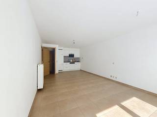In de Koninklijke Baan te De Panne vinden we dit lichtrijk appartement (50m²) met 1 slaapkamer te huur. Het appartement is centraal gelegen, op wandelafstand van het centrum en de zee!INDELING> Gelijksvloers:- Woonkamer - Slaapkamer- Keuken- Badkamer met douche, wasmeubel- Toilet- BergingTROEVEN:- TOPlocatie, op wandelafstand van het strand en winkels- EPC ABen je geïnteresseerd in dit pand te huur in De Panne? Ga naar de website www.dewaele.com, klik op het pand dat je wenst te huren. Via de rode knop "vraag je bezoek aan" vragen we u kort een profiel in te vullen. Daarna nemen we contact op voor een bezoek. Telefonisch kunnen er geen afspraken gemaakt worden.