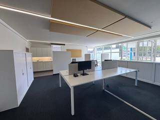 Waregem: goed gelegen handelspand te huur. Indeling: winkelruimte/kantoorruimte met kitchenette, aparte ruimte, gesloten berging.Kenmerken: *...