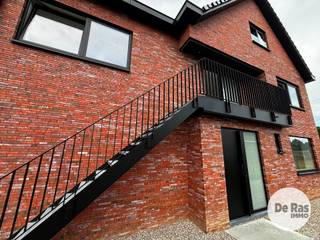 SINT LIEVENS HOUTEM - Nieuwbouw duplex met ruim terras<br /><br />Inschrijven voor het geplande bezoekmoment kan via de website => www.immoderas.be/afspraak-instructies<br /><br />Het appartement is gelegen in de Gentsestraat in Sint-Lievens-Houtem, op een gunstige locatie met een vlotte bereikbaarheid. Via de nabijgelegen verbindingswegen zijn onder andere Aalst, Zottegem en Gent vlot bereikbaar. Een interessante ligging voor wie dagelijks onderweg is.<br /><br />Op de eerste verdieping van deze duplex bevindt zich een aangename leefruimte met een open keuken, uitgerust met een combi-oven, inductiekookplaat, koelkast en vaatwasser. Aansluitend is er een praktische berging/wasruimte. Vanuit de leefruimte is er toegang tot een mooi terras, ideaal om rustig te genieten van het buitenleven. Verder is er op deze verdieping een apart toilet en een extra kamer die perfect kan dienen als bureau, hobbyruimte of kinderkamer.<br />Op de bovenverdieping bevinden zich twee slaapkamers en een badkamer met wastafel, toilet en douche. Voor de deur zijn er twee parkeerplaatsen voorzien en daarnaast beschikt de woning over een handige buitenberging, ideaal voor fietsen en extra opslag.