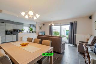 Deze goed onderhouden woning, gebouwd in 2008, is gelegen in Leeuwergem, een rustige deelgemeente van Zottegem, en biedt vlotte verbindingen...