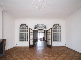 <strong>Unieke herenwoning met tuin en garage in neorococostijl nabij Gent-Sint-Pieters.</strong><br /><br />Op een <strong>toplocatie</strong>, op <strong>wandelafstand van station Gent-Sint-Pieters</strong>, bevindt zich deze<strong> karaktervolle herenwoning uit 1919</strong>. Een zeldzaam pand in <strong>neorococostijl</strong>, gekenmerkt door <strong>elegante proporties, verfijnde geveldetails </strong>en een<strong> imposant volume.</strong><br /><br />De woning biedt een <strong>bewoonbare oppervlakte van 481 m²</strong>, met op het <strong>gelijkvloers</strong> een <strong>voormalige koetshal</strong>, een i<strong>ndrukwekkende traphal met vide</strong>, een <strong>bureauruimte</strong> en een <strong>keuken met aansluitend terras</strong> en een <strong>zuidwestgerichte tuin</strong>. Op de verdiepingen bevinden zich de <strong>eet- en leefruimtes</strong> met<strong> statige volumes</strong>,<strong> meerdere slaapkamers, badkamers</strong> en een ruime zolder.<br /><br /><strong>Bijkomende troef</strong> is is de mogelijkheid om het<strong> achterliggende bijgebouw met dubbele garage</strong> mee aan te kopen.<br /><br />Het pand<strong> vraagt renovatie</strong>, maar biedt een <strong>uitzonderlijke kans om wonen en werken te combineren </strong>op een prestigieuze locatie.<br /><strong>De royale ruimtes, hoge plafonds en authentieke elementen vormen de ideale basis voor een exclusief renovatieproject.</strong><br /><br /><strong>Kortom: een unieke herenwoning met tuin en garage, vol karakter en potentieel, op een van de meest gegeerde locaties van Gent.</strong><br /><br />Voor meer informatie, mail naar info@carloeggermont.be