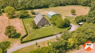 AXEL (NL) - Karaktervolle hoeve op een goede locatie met paardenfaciliteiten<br /><br />Vlak bij de Belgische grens, nabij Stekene, bevindt zich in Axel (Nederland) deze uitzonderlijk rustig gelegen hoeve. Verscholen in een groene omgeving en bereikbaar via een indrukwekkende oprijlaan. Hier geniet u van optimale privacy en een prachtig landelijk decor, terwijl winkels en andere voorzieningen zich toch op korte afstand bevinden.<br /><br />Bij het betreden van de woning wordt u verwelkomd in een statige inkomhal met authentieke vloeren en karaktervolle deuren. Rechts bevindt zich de prachtig ingerichte leefkeuken, die dankzij haar warme uitstraling en praktische indeling het hart van de woning vormt. Aansluitend beschikt de keuken over een handige berging en een kelder.<br /><br />Verder omvat het gelijkvloers een sfeervolle eetkamer die rechtstreeks in verbinding staat met de gezellige leefruimte. Grote raampartijen en mooie zichtlijnen zorgen ervoor dat u vanuit vrijwel iedere ruimte geniet van het omringende groen. Een afzonderlijke bureauruimte maakt het geheel compleet en biedt een ideale plek om in alle rust thuis te werken.<br /><br />Op de eerste verdieping bevindt zich de ruime masterbedroom met eigen dressing en badkamer. Daarnaast zijn er twee kinderkamers, een tweede badkamer, een vierde kamer en een praktische berging. Via een vaste trap bereikt u de royale zolderruimte, die nog tal van mogelijkheden biedt om bijkomend in te richten.<br /><br />Ook buiten weet deze eigendom te overtuigen. De prachtige, ruime tuin sluit naadloos aan bij het landelijke karakter van de hoeve. Het royale stalgebouw is uitgerust met zes paardenstallen, een poetsplaats, een voorraadkamer en voldoende opslagruimte voor hooi, stro en materiaal.<br /><br />Op het terrein bevinden zich bovendien enkele bijkomende gebouwen die, mits renovatie of heropbouw en afhankelijk van de nodige vergunningen, opnieuw voor diverse doeleinden kunnen worden gebruikt.<br /><br />De eigendom beschikt over meerdere volledig omheinde weidepercelen en biedt mooie wandelmogelijkheden in de directe omgeving. Daarnaast is er op wandelafstand de mogelijkheid om gebruik te maken van een rijpiste.<br /><br />Een unieke opportuniteit voor wie droomt van rust, ruimte en comfort, gecombineerd met authentiek karakter en uitstekende mogelijkheden om paarden aan huis te houden. Voor meer informatie of een bezoek, kan u ons steeds contacteren: 053/60.65.66.