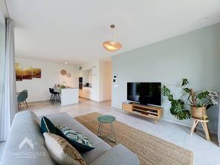 <p>Recent en energiezuinig gelijkvloers appartement gelegen op een groene locatie bestaande uit een inkomhal met afzonderlijk toilet, een lichtrijke woonkamer met aparte bureauhoek, een volledig uitgeruste open keuken, 2 slaapkamers, een ingerichte badkamer met inloopdouche, een bergplaats met aansluiting voor wasmachine, droogkast en een spoelbak. De aangelegde tuin is zuidgericht en heeft een overdekt terras. Er is tevens een kelderberging en een overdekte staanplaats.</p>
<p></p>
<p>Extra troeven:</p>
<ul>
<li>Energiezuinig</li>
<li>Vloerverwarming</li>
<li>Ventilatiesysteem D</li>
<li>Conforme keuring elektriciteit</li>
<li>Mooie en rustige omgeving</li>
<li>Op fietsafstand van scholen, winkels en openbaar vervoer</li>
<li>Instapklaar</li>
</ul>
<p></p>
<p>Dit appartement is te koop ZONDER makelaar via het concept van Smart Houses! Verdere inlichtingen of bezoek? Contacteer rechtstreeks de eigenaar via 0479/82.87.67</p>