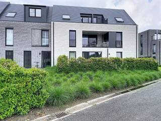 Gelegen in een rustige straat nabij centrum. Temidden van het project genaamd "domein Karaat".<br /><br /><strong>INDELING GELIJKVLOERS</strong><br />Ruime inkomhal met plaats om een vestiairekast te zetten.<br />Leefruimte me open en ingerichte keuken (vaatwasser, Novy dampkap, oven, ijskast).<br />Nachthal met apart toilet.<br />Twee slaapkamers (12,88 - 9,45 m²).<br />Badkamer.<br />Terras aan de leefruimte met rondom nog tuintje.<br /><br /><strong>AUTOSTAANPLAATS </strong>ondergronds (inrit langs de Broechemsesteenweg met automatisch te bedienen poort).<br /><strong>KELDERBERGING</strong> ondergronds en afgesloten.<br />Het gebouw is uiteraard voorzien van een lift.<br />Gemeenschappelijke <strong>FIETSENBERGING</strong>.<br /><br /><br /><strong>BIJZONDERHEDEN</strong><br />Plaatsbeschrijving op te stellen door expert (€ 165,00 / partij).<br />€ 80,00 forfait vaste kosten (lift, gemeenschappelijke elektriciteit, syndicus, onderhoud gem. tuin, ...).<br />Het maximale E-peil is 30.<br />Vloerverwarming voorzien - verwarming op basis van warmtepomp (aldus geen gas aanwezig).<br />Vrij op 01/09/2026 / standaard huurovereenkomst.<br /><br /><br /><strong>POSITIEVE ASPECTEN<br /></strong>Rustige ligging<br />Ruim terras met rondom nog een tuintje