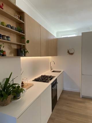 <p>Gezellig, instapklaar huis met 3 slaapkamers en rustige tuin</p><p>Op een gunstige locatie te Rumst vinden we deze instapklare woning met drie slaapkamers en een prachtige zuid-oost georiënteerde tuin terug. De oorspronkelijke woning werd volledig gestript en gerenoveerd (2017) met behulp van een binnenhuisarchitecte waardoor de woning zich onderscheidt door tal van aspecten. De woning is uitstekend gelegen dankzij de centrale ligging en vlakbij belangrijke invalswegen zoals de E19 en de A12. Verder bevindt u zich in een rustige, toch bruisende omgeving op wandelafstand van supermarkt, eet-en drinkgelegenheden, wandelpark, fietsdijk, scholen en het openbaar vervoer.</p><p>We betreden de woning via de inkomhal met aparte vestiaire, die ons toegang geeft tot de gezellige living en sfeervolle woonkamer. De open keuken die mooi geïntegreerd is in het geheel is voorzien van kwalitatieve toestellen. De grote raampartijen aan het terras zorgen voor een open gevoel en vooral voor veel lichtinval doorheen de ganse woning. Via de trap bereiken we de nachthal die ons toegang geeft tot een open bureau, twee slaapkamers, een aparte dressing en een moderne badkamer voorzien van wastafel, toilet, ligbad en inloopdouche.</p><p>Op de 2de verdieping bevindt zich nog een lichtrijke slaapkamer voorzien van opbergruimte.<br />Verder beschikt de woning over een droge kelder, bereikbaar via een vaste trap, die kan worden gebruikt als opslagplaats, wasplaats of wijnkelder. De kelder is bovendien voorzien van een recent vernieuwde Viessmann-verwarmingsinstallatie voor optimaal comfort en rendement.</p><p>Een bijkomende troef bevindt zich achteraan het perceel: via het ruime tuinhuis, dat tevens over elektriciteit beschikt, bereikt u een afgesloten servitudeweg.</p><p>U kan ons steeds bereiken op het nummer of via mail .</p>