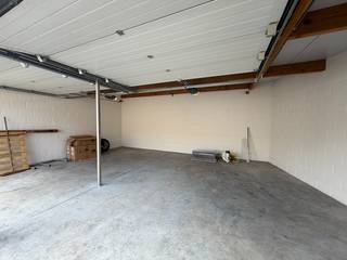 Deze ruime dubbele garagebox is gelegen in een afgesloten garagecomplex met inrit via de Hoogleedsesteenweg en uitrit via de Gitsestraat.De garage...