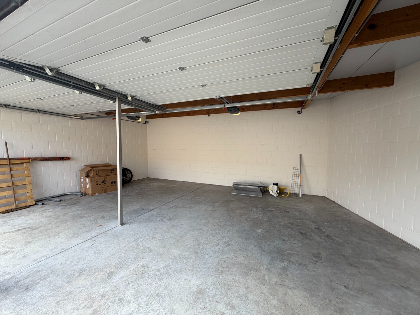 Dubbele garage met sectionale poorten in afgesloten garagecomplex - foto 2