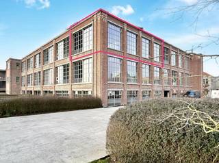 Volledig nieuw afgewerkte loft in een unieke residentie, bestaande uit een ruime inkomhal met vestiaire en afzonderlijk toilet, lichtrijke...