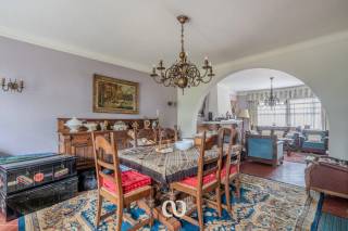 Ben je op zoek naar een huis met karakter en veel ruimte om zelf te bewonen of te verbouwen tot een meergezinswoning? Dit is jouw unieke kans.<br /><br />Deze woning bevindt zich op een boogscheut van het centrum van Ronse waar je alle faciliteiten kan terugvinden. Bovendien is het openbaar vervoer en het stadspark vlakbij. De typerende art-deco stijl zorgt voor een athentieke uitstraling en een onuitwisbare indruk. Met een bewoonbare oppervlakte van maar liefst 378 m² biedt deze woning tal van mogelijkheden.<br /><br />Indeling:<br />-Kelder: Zeer ruime praktische kelder. De volledige woning is onderkelderd wat handig kan zijn voor de leidingen.<br />-GLV: Imposante inkomhal met open plafond naar de bovenliggende verdiepingen waarrond de marmerend trap draait. Links van de hal is de keuken met eetplaats. Rechts is de leefruimte met aansluitend nog een bar. Er is ook nog een veranda en een lift.<br />-1stV: De nachthal geeft toegang tot 4 ruime slaapkamers en een badkamer.<br />-2deV: De nachthal geeft toegang tot 2 slaapkamers, een badkamer en een zolderruimte die makkelijk kan omgebouwd worden tot bijkomende kamer.<br />-3deV: Ruime, praktische zolder.<br /><br />Spreekt deze unieke eigendom jou aan en wens je van deze woning jouw thuis te maken of zie je potentieel om deze eigendom om te bouwen tot meergezinswoning? Maak snel een afspraak en kom alle mogelijkheden van deze karaktervolle woning zelf ontdekken.