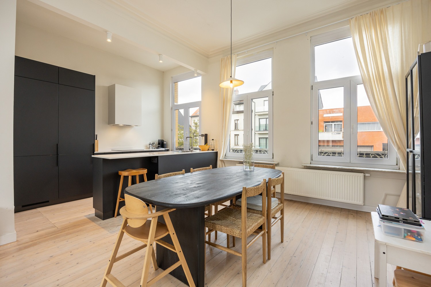 Ruime en karaktervolle herenwoning met zonnige tuin, dakterras en laadpunt in het hart van Merksem - foto 2