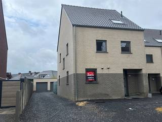 Instapklare stadswoning met 3 slaapkamers, garage en tuintje. ALGEMEEN- Verwarming op aardgas.- PVC ramen met dubbele beglazing.- Voorzien van grijze...