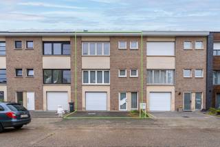 <p>Interesse in dit pand? Neem voor bijkomende informatie of het maken van een afspraak rechtstreeks contact op met Julie Meyers via <strong>+32 472 36 86 54</strong> of <strong>julie.meyers@copandi.be</strong>.</p><p></p><p>Deze bel-etagewoning is gelegen in de woonwijk Zevenbergen en biedt dankzij de praktische indeling en aangename tuin heel wat mogelijkheden. De woning is te moderniseren, maar vormt een interessante basis voor wie op zoek is naar een woning die volledig naar eigen smaak en wensen kan worden ingericht.</p><p> </p><p>Via de inkomhal met vestiaire komen we de woning binnen. Van hieruit is er toegang tot de garage en de technische ruimte. De garage staat bovendien rechtstreeks in verbinding met de tuin.</p><p> </p><p>Via de trap bereiken we de eerste verdieping, waar de lichtrijke leefruimte ons verwelkomt. De aangename lichtinval zorgt hier voor een fijne leefomgeving. De keuken bevindt zich aansluitend en is uitgerust met een spoelbak, kookvuur met dampkap, oven en koelkast. Vanuit de keuken kan je via een trap rechtstreeks naar de tuin. Op deze verdieping is er eveneens een afzonderlijk toilet.</p><p> </p><p>De tweede verdieping vormt het slaapgedeelte van de woning en biedt plaats aan drie slaapkamers. De badkamer is voorzien van een combinatie bad en douche en een lavabo.</p><p> </p><p>De woning is te moderniseren en biedt hierdoor de mogelijkheid om ze verder aan te passen en naar eigen smaak in te richten. Met haar drie slaapkamers, lichtrijke leefruimte, garage, technische ruimte en tuin, beschikt ze over een praktische basis en verschillende mogelijkheden.</p><p> </p><p>Renovatieverplichting is van toepassing.</p><p> </p><p>✅ Woonwijk met aangename woonomgeving</p><p>✅ Lichtrijke leefruimte</p><p>✅ 3 slaapkamers</p><p>✅ Praktische bel-etage- indeling</p><p>✅ Mogelijkheid om volledig naar eigen smaak te moderniseren </p>