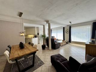 Centraal gelegen, Instapklaar Appartement met Tuin en Garage<br />Op zoek naar een instapklaar comfortabel appartement op een uiterst centrale locatie? Ontdek dit perfect onderhouden, instapklare appartement op de begane grond, gelegen in een modern gebouw op de strategische hoek van de Oude Bosuilbaan en de Jan Welterslaan.<br /><br />Toplocatie met Maximale Bereikbaarheid<br />Deze centrale ligging biedt u het beste van twee werelden. U geniet van een vlotte bereikbaarheid en alle dagelijkse voorzieningen liggen letterlijk op wandelafstand: van supermarkten, scholen en artsenpraktijken tot apotheken. Bovendien zorgen bus- en tramhaltes in de directe omgeving voor een moeiteloze verplaatsing.<br /><br />De Unieke Meerwaarde: Buitenleven op de Begane Grond <br />Dit appartement onderscheidt zich door zijn riante en sfeervolle buitenruimte. Geniet van de buitenlucht op het fraai aangelegde privéterras dat naadloos overgaat in een eigen tuintje. Achter in de tuin vindt u een uitzonderlijk ruime, gemetselde berging, voorzien van elektriciteit en verlichting. Dit is de perfecte plek voor extra opslag, een hobbyruimte of een privé-atelier – een absolute en zeldzame troef bij een appartement!<br /><br />Licht, Ruimte en Kwaliteit Binnenin <br />Bij binnenkomst wordt u verwelkomd in een brede, elegante inkomhal met een ingebouwde vestiairekast. Deze leidt u naar de lichte en ruime woonkamer met een open leefkeuken. De keuken is voorzien van hoogwaardige inbouwapparatuur, waaronder een inductiekookplaat, dampkap, oven, vaatwasser en een anderhalve spoelbak. De aparte koelkast (nieuw!) is eveneens inbegrepen! De grote raampartijen in de leefruimte en slaapkamers zijn allen voorzien van rolluiken, wat zorgt voor optimale privacy en comfort.<br />Het appartement beschikt over twee comfortabele slaapkamers:<br />De grootste slaapkamer bevindt zich aan de rustige achterzijde, eveneens met rolluik.<br />De tweede, kleinere slaapkamer is bereikbaar vanuit de woonkamer.<br /><br />De volledig betegelde badkamer is functioneel en stijlvol uitgerust met een ligbad, een aparte douche en een elegant lavabomeubel. Naast de keuken vindt u een handige, ruime berging, ideaal voor uw wasmachine, droger en de cv-ketel.<br /><br />Hoogtepunten en Comfort:<br />-twee Slaapkamers (een grote en een kleinere)<br />-volledige privacy en comfort dankzij overal aanwezige rolluiken.<br />-open leefkeuken met alle moderne apparatuur.<br />-unieke Gemetste Berging in de tuin.<br />-garagebox: Gelegen in de ondergrondse kelder, verplicht aan te kopen voor € 25.000. Dit garandeert zorgeloos parkeren.<br /><br />Klinkt dit als uw nieuwe thuis, waar buitenleven, comfort en centraliteit samenkomen? Plan vandaag nog uw bezoek en ontdek het zelf! Wij helpen u maar al te graag verder tijdens een persoonlijke rondleiding.<br />