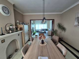 Deze verzorgde halfopen bebouwing biedt veel ruimte en comfort en is ideaal voor gezinnen of voor wie graag rustig woont.De woning beschikt over vier...