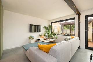 Op zoek naar een <strong>instapklare </strong>gezinswoning op een rustige locatie in Hamme? Deze verzorgde woning onderging reeds tal van renovaties en combineert hedendaags wooncomfort met een praktische indeling en een leuke, groene tuin. Dankzij de warmtepomp met vloerverwarming, <strong>hoogrendementsglas </strong>en <strong>conforme </strong>elektriciteit geniet deze woning bovendien van een energiezuinig en instapklaar karakter.<br /><br />Gelijkvloers<br />- Inkomhal met ingemaakte kasten<br />- <strong>Gastentoilet</strong><br />- Lichtrijke leefruimte met aangenaam zicht op de veranda<br />- <strong>Veranda </strong>die nog volledig naar eigen smaak kan worden ingericht<br />- Praktische keuken voorzien van alle comfort<br /><br />Eerste verdieping<br />- Twee <strong>volwaardige </strong>slaapkamers<br />- Vernieuwde badkamer uitgerust met <strong>ligbad</strong>, douche en dubbele lavabo<br />- Berging met apart toilet en aansluitingen voor wasmachine en droogkast<br />- <strong>Zonnewering </strong>aanwezig<br /><br />Zolderverdieping<br />- <strong>Ruime </strong>zolder met tal van mogelijkheden<br />- Voorzieningen reeds aanwezig voor de plaatsing van zonnepanelen<br /><br />Tuin<br />- Leuke, <strong>groene </strong>en onderhoudsvriendelijke tuin<br />- Extra <strong>tuinberging</strong>, ideaal als fietsenstalling, hobbyruimte of werkatelier<br />- Via een poortje achteraan directe toegang tot de garage<br />- <strong>Garage </strong>voorzien van een vernieuwde poort<br /><br />Troeven<br />- Instapklaar<br />- Rustige en kindvriendelijke ligging in Hamme<br />- Talrijke renovaties reeds uitgevoerd<br />- Verwarming via warmtepomp met vloerverwarming<br />- Elektrische installatie conform<br /><br />Deze verzorgde woning biedt alles wat een gezin nodig heeft: comfort, ruimte, een aangename tuin en een rustige ligging. Een ideale kans voor wie zonder zorgen wil verhuizen naar een instapklare woning in Hamme.