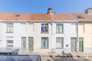 Deze aantrekkelijke stadswoning werd in 2022 grondig gerenoveerd en voorzien van alle hedendaags comfort. De ideale woonst voor een koppel, alleenstaande of als investering. Parkeermogelijkheid in de straat. De indeling is als volgt; Gelijkvloers: inkomhal met toilet, keuken, eetplaats en living, washoek. 1ste verdieping: Badkamer met slaapkamer (momenteel dressing), terras met zicht op kloostertuin. 2de verdieping: Slaapkamer 2Elektriciteit conform. EPC SIMULATIE MITS PLAATSEN LUCHT-LUCHT WARMTEPOMP (AIRCO); 189 kWh/(m2 jaar) LABEL B. Kortom de ideale starterswoning in Brugge klaar voor intrek!Contacteer Emile voor een bezoek ter plaatse of meer info: 0492 08 08 08emile@correctvastgoed.beWij verzorgen ook de schatting van uw woning. Bel voor meer info!Vanaf heden kunt u gebruik maken van onze online schattingstool om de waarde van uw woning helemaal vrijblijvend na te gaan.👉 https://www.correctvastgoed.be/schatting