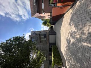 <p>Gezellig 1-slaapkamerappartement met terras te huur in Mol:</p><ul><li>Indeling: Inkomhal, apart toilet, berging/wasplaats, woonkamer, keuken, terras, slaapkamer, badkamer, autostaanplaats (carport), tuinberging</li><li>Ruim en zonnig terras</li><li>Overdekte autostaanplaats en tuinberging</li><li>Gelegen in groene residentiële omgeving dichtbij centrum van Mol</li><li>Zeer energiezuinig EPC: B</li><li>Beschikbaar vanaf 01/09/2026</li><li>Gemeenschappelijke kosten inbegrepen in de huurprijs</li></ul>