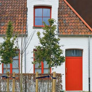 This very spacious, move-in ready home, located in the centre of Bruges, is quietly tucked away near the Vesten. Here, you enjoy surprising tranquillity in the heart of the city while benefiting from an excellent connection to the ring road (mobiscore 9.1/10). The layout of the house still offers numerous possibilities.<br /><br />Layout: Entrance hall with cloakroom and guest toilet. Large living area with an impressively high ceiling and plenty of natural light. This warm space includes the lounge, dining area, and a highly functional open-plan kitchen with a central island. Adjoining the living area is a pleasant city terrace enjoying afternoon sun.<br />On the first floor, a spacious landing/night hall leads to a first bedroom with its own shower room and a second bedroom (master suite) with dressing room and adjoining luxurious bathroom. An additional very sunny rooftop terrace has been created on the roof.<br /><br />The basement consists of several rooms, including two storage rooms, a very large office that can also serve as a second living room, a technical room, etc.<br />A secure bicycle storage room is included in the price. A parking space in front of the door can be purchased separately.<br /><br />Additional assets: EPC rating A (81 kWh), 5 solar panels and a 10,000-litre rainwater tank. The largest bedroom can easily be divided into two separate spaces.<br /><br />Please feel free to contact us with any questions or to arrange your personal appointment (7/7): 0478 93 72 00 or maxime@maelsteen.be