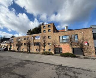 Magazijn/ 4 staanplaatsen te koop van 132m² (17m op 7,8m) * automatische poort (1,8m hoog - 2,2m breed) * grens Moorslede - Zonnebeke * elektriciteit...