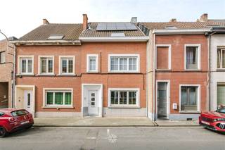 <p><span>GERAARDSBERGEN - Charmante rijwoning met vijf slaapkamers en prachtige tuin langs de Dender</span></p><p><span> </span></p><p><span>Ontdek deze ruime gezinswoning met authentieke charme en vijf volwaardige slaapkamers in het centrum van Geraardsbergen. Centraal gelegen in de Buizemontstraat met winkels, horeca en openbaar vervoer op wandelafstand. Verder geniet de woning van een zeer aangename buitenruimte bestaande uit twee terrassen, aangelegd met kunstgras, moestuin, tuinberging en is ze vlot verbonden met wandel- en fietsroutes.</span></p><p><span> </span></p><p><span> </span></p><p><span>De belangrijkste troeven in een notendop: </span></p><ul><li><span>Ruim woonvolume</span></li><li><span>Aangenaam overdekt en verwarmd terras</span></li><li><span>Stijlvolle interieurelementen</span></li><li><span>Prachtig zicht op de Dender met jachthaven</span></li><li><span>Future proof: zonnepanelen en warmtepomp aanwezig</span></li><li><span>Voorzien van Airco's</span></li><li><span>Praktisch volledig onderkelderd</span></li><li><span>Open keuken voorzien van hoogwaardige Miele-toestellen</span></li></ul><p><span> </span></p><p><span> </span></p><p><span>Indeling: </span></p><p><span>Gelijkvloers: Royale inkomhal met glas-in-loodraam, knusse leefruimte met gashaard, zithoek en eetkamer, open leefkeuken voorzien van inbouwtoestellen, tweede eetkamer en zithoek met zicht op de tuin, verwarmd zuid-west georiënteerd terras met zonneluifel, apart gastentoilet en toegang tot de zeer ruime kelder.</span></p><p><span> </span></p><p><span>Eerste verdieping: Nachthal, twee volwaardige slaapkamers voorzien van inbouwkasten, badkamer met lavabomeubel, toilet en ligbad met douche.</span></p><p><span> </span></p><p><span>Tweede verdieping: Nachthal, twee volwaardige slaapkamers.</span></p><p><span> </span></p><p><span>Derde verdieping: Afgewerkte zolderkamer toegankelijk via vaste trap.</span></p><p><span> </span></p><p><span> </span></p><p><span>Belangrijk: </span></p><p><span>Richtprijs: 365.000 EUR</span></p><p><span>Geen renovatieverplichting</span></p><p><span> </span></p><p><span>Interesse? Contacteer Axel Lenaerts makelaars voor meer info of een bezoek ter plaatse via <span>Laurens@axellenaerts.be</span></span><span> of 09 245 24 24</span></p>