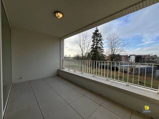 <p><span>Nieuwbouw 2 slaapkamer appartement met ruim terras en autostaanplaats!</span></p><p><span>In het hartje van Mortsel op de mooie en rustig gelegen parkresidentie Stadsterras bevindt zich dit energiezuinig nieuwbouwappartement. <br />Deze toplocatie waarborgt de nabijheid van verscheidene winkels, parken, sportfaciliteiten, ziekenhuizen, fietsostrade, belangrijke invalswegen en openbaar vervoer.</span></p><p><span> </span></p><p><span>Het appartement ligt op de eerste verdieping van een gebouw met lift en is ingedeeld als volgt:</span></p><p><span> </span></p><p><span>Inkomhal & wasruimte:</span></p><p><span>U betreedt het appartement via de inkomhal. Deze hal is voorzien van een aparte berging met aansluiting voor wasmachine en droogkast. <br />Het toilet, voorzien van een handenwasser, is apart ondergebracht in deze hal. </span></p><p><span> </span></p><p><span>Leefruimte, keuken & terras:</span></p><p><span>De leefruimte biedt voldoende plaats om een salon alsook aparte eethoek in onder te brengen. Bovendien geniet u van veel natuurlijke lichtinval dankzij de kamerbrede schuiframen. <br />Verder heeft u een mooi groen zicht op het park.<br />De geïntegreerde open keuken is volledig geïnstalleerd en voorzien van een inductie kookvuur, combi-oven, vaatwasser en koelkast.</span></p><p><span>Het ruime ZW-geörienteerde terras strekt zich uit over de hele breedte van de leefruimte. Hier kan je in alle rust genieten, zonder enige inkijk. </span></p><p><span> </span></p><p><span>Slaapkamers & badkamer:</span></p><p><span>Beide slaapkamers genieten van een mooie oppervlakte en hebben een groen zicht. </span></p><p><span>De moderne badkamer omvat een ruim ligbad met douchecombinatie, dubbele lavabo met bijhorend meubel en handdoekradiator.<br />Het gehele appartement beschikt over een hoogwaardig passief ventilatiesysteem, waardoor de luchtcirculatie optimaal is. Het toilet is in een aparte ruimte ondergebracht en is voorzien van een eigen lavabo. </span></p><p><span> </span></p><p><span>Autostaanplaats & fietsenberging:</span></p><p><span>Het appartement beschikt over een ondergrondse autostaanplaats, vlakbij de lift en de trappenhal gelegen. </span></p><p><span>Bijkomend hoort er ook een gemeenschappelijke fietsenberging (ondergronds en bovengronds) waar u steeds gebruik van kan maken. </span></p><p><span> </span></p><p><span>Huurprijs, kosten & beschikbaarheid</span></p><p><span>Huurprijs: €995/maand (inclusief staanplaats) <br />Provisiekostasen: €150/maand (provisie voor verwarming, poetsen, minuterie gemene delen)</span></p><p><span>Beschikbaar vanaf: 01/01/2026</span></p><p><span> </span></p><p><span> </span></p><p><span>E</span><span>xtra Troeven:<br /></span><span>- Eerste bewoning<br />- Toplocatie</span></p><p><span>- Lift</span></p><p><span>- Groot terras</span></p><p><span>- Veel lichtinval</span></p><p><span>- Autostaanplaats</span></p><p><span> </span></p><p><span> </span></p>