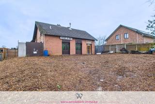In een rustige, residentiële straat in Kessenich (Kinrooi) bevindt zich dit te renoveren pand met een combinatie van woonruimte, voormalige handelsruimte en een ruim bijgebouw (met kelder en zolder). Een eigendom die duidelijk vraagt om een nieuwe visie, maar tegelijk interessante mogelijkheden biedt voor wie op zoek is naar een project met inhoud en potentieel.<br /><br />Indeling &amp; huidige toestand<br />Het gelijkvloers omvat vandaag een woonkamer, een keuken met aansluitende bijkeuken, een badkamer, een slaapkamer en een bijkomende kamer die flexibel inzetbaar is als bureau, hobbyruimte of extra slaapkamer (van waar je naar de zolderverdieping kan). Achteraan bevindt zich een serre/veranda, die aansluit op de rest van de woning.<br /><br />Daarnaast is er een ruime handelsruimte met aparte toegang en sanitaire voorzieningen. Deze ruimte werd in het verleden commercieel gebruikt en kan – afhankelijk van vergunningen en bestemming – verschillende invullingen krijgen: een zelfstandige activiteit, praktijkruimte, atelier of uitbreiding van het woongedeelte.<br /><br />De aanwezige afwerking en technieken zijn verouderd en het pand dient grondig gerenoveerd te worden om te beantwoorden aan hedendaagse wooncomfort- en energie-eisen.<br /><br />Bijgebouw &amp; extra ruimte<br />Op dit ruime perceel van meer dan 15 are bevindt zich nog een bijgebouw met een oppervlakte van ongeveer 44 m². Ideaal voor stockage, hobby, werkruimte of als meerwaarde binnen een renovatie- of herontwikkelingsproject.<br /><br />Potentieel<br />Dit pand is geen instapklare woning, maar wel een uitgelezen kans voor:<br />- handige renovatiekopers,<br />- investeerders,<br />- zelfstandigen op zoek naar woon-werkcombinatie,<br />- of wie een bestaande structuur volledig naar eigen hand wil zetten.<br /><br />Met de juiste aanpak kan deze eigendom worden omgevormd tot een aangename gezinswoning, al dan niet gecombineerd met een professionele invulling.<br /><br />Ligging<br /><br />De ligging in Kessenich biedt een rustige woonomgeving met winkels, scholen, kinderopvang en openbaar vervoer op korte afstand. Kinrooi en Maaseik zijn vlot bereikbaar, wat zorgt voor een goede balans tussen rust en bereikbaarheid.