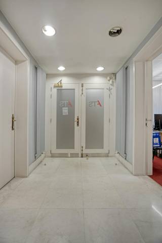 Aan de Landsroemlaan 3 in Koekelberg bevindt zich dit ruime kantoorgebouw uit 1932 met een totale oppervlakte van 403 m². <br /><br />Het pand ligt recht tegenover het Elisabethpark, wat zorgt voor een mooi en groen uitzicht tijdens de werkuren. <br />Het gebouw is verdeeld over drie verdiepingen en beschikt in totaal over twaalf aparte bureaus of kamers, waardoor het gemakkelijk flexibel in te richten is naar eigen behoefte. <br /><br />Naast deze werkruimtes is er een grote, volledige onderkeldering aanwezig die ideaal is voor extra opslag of als archiefruimte. Voor het dagelijkse comfort van het team zijn er ook meerdere keukens en badkamers in het pand voorzien. <br /><br />Tot slot hoort er bij dit kantoor een klein koertje aan de achterzijde.<br /><br />Dit karaktervolle gebouw biedt simpelweg heel veel praktische ruimte op een unieke locatie in de stad.<br /><br />Aankoopprijs: 800.000 euro 