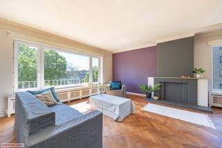 Dit op te frissen charme-appartement is groot en licht en bevindt zich op op de tweede verdieping van een zeer verzorgd gebouw.<br /><br />Het omvat een hal, een riante living, een keuken, een grote badkamer met ligbad, een apart toilet, 2 volwaardige slaapkamers, een terras, een kelder en eventueel een garage.<br /><br />LOCATIE LOCATIE LOCATIE<br />Gelegen vlakbij belangrijke invalswegen zoals de A12 en de E19, met vlotte verbindingen naar Antwerpen, Brussel, Gent en Breda. Scholen, winkels, openbaar vervoer en het centrum van Antwerpen bevinden zich in de onmiddellijke omgeving.<br /><br />TROEVEN :<br />- Hoekappartement. Hier valt licht overvloedig binnen.<br />- Grote ruimtes. Het appartement is maar liefst 112 m2 groot.<br />- Sterke basis met renovatiepotentieel.<br />- Karaktervol.<br />- Asbestveilig.<br />- PVC-ramen met dubbele beglazing.<br />- TOPLOCATIE.<br />- EPC-score C, dit betekent dat het appartement energiezuinig is.<br />- Geen renovatieverplichting.<br /><br />De garage kan aangekocht worden voor 27.000 euro.<br /><br />Zie jij je wel wonen in dit lichtrijk appartement ? Bel Sven 0477/31.99.93 voor meer info of een afspraak.<br /><br />Bron oppervlakte : EPC-attest.