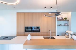 <p>Deze exclusieve loft bevindt zich op de zestiende verdieping van de prestigieuze Residentie Scheldehof en biedt een unieke combinatie van luxe, ruimte en architectuur (Max Dudler). De indrukwekkende open leefruimte met designkeuken vormt het absolute hart van de woning. Dankzij de kamerhoge raampartijen geniet je van een adembenemend panoramisch uitzicht over de Schelde, de stad en haar iconische skyline.</p><p></p><p>De luxueuze Bulthaup-keuken is afgewerkt met een natuurstenen werkblad, stijlvolle eiken accenten en hoogwaardige Miele-toestellen. Ze vormt samen met de royale leefruimte de perfecte plek om te koken, te genieten en gasten te ontvangen. </p><p>De volledige woning is voorzien van een doordacht lichtplan, uitgewerkt door Lichthuis. Alle verlichting is dimbaar, programmeerbaar en eenvoudig te bedienen via een uitgebreid domoticasysteem, waardoor sfeer en comfort naadloos samengaan.</p><p></p><p>De loft beschikt over drie volwaardige slaapkamers, elk met een hoogwaardige afwerking en veel privacy. Daarnaast is er een bureau dat dankzij een glazen deur of een vaste wand eenvoudig kan worden afgesloten en desgewenst ingericht als vierde slaapkamer.</p><p>Het pand telt twee badkamers. De eerste badkamer beschikt over een inloopdouche, terwijl de masterbadkamer is uitgerust met een ligbad, inloopdouche, toilet, dubbele wastafel én een op maat gemaakte hammam van Effegibi.</p><p></p><p>Een absolute blikvanger zijn de verschillende winter- en zomerterrassen, waardoor je in elk seizoen optimaal geniet van het buitengevoel en het fenomenale uitzicht. De hoogwaardige afwerking wordt verder doorgetrokken met op maat gemaakte Novamobili-kasten, een naadloze PU-gietvloer en stijlvolle mortex-afwerkingen in de badkamers.</p><p></p><p>Praktisch comfort is eveneens ruimschoots aanwezig dankzij een gastentoilet, meerdere bergruimtes in het appartement en een ruime private kelderberging van ongeveer 9 m².</p><p></p><p>Tot slot zijn er twee autostaanplaatsen afzonderlijk aan te kopen, waarvan één voorzien is van een laadpaal. </p><p></p><p>De combinatie van architectuur, hoogwaardige materialen, innovatieve technieken, uitzonderlijk wooncomfort en een ongeëvenaard uitzicht maakt van deze loft een unieke woonbeleving op een absolute toplocatie in Antwerpen.</p>