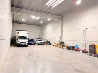 Ruime en praktisch ingerichte KMO-unit van ca. 250 m² te huur op het industrieterrein van Hulshout.<br />De unit heeft een oppervlakte van ongeveer 10 meter breed × 25 meter diep en is geschikt voor diverse professionele activiteiten, opslag, atelier of andere KMO-doeleinden.<br />De unit bevindt zich in de industriezone van Hulshout . Door deze strategische ligging is hij vlot  bereikbaar en kan er  een goede verbinding gegarandeerd worden met omliggende gemeenten en belangrijke invalswegen.<br /><br /><u><strong>Kenmerken</strong></u><br />Onmiddellijk beschikbaar<br />Oppervlakte: ca. 250 m²<br />Afmetingen: ca. 10 m × 25 m<br />Automatische toegangspoort waardoor lossen en laden efficiënt kan verlopen<br />2 private parkeerplaatsen voor de deur<br />Nutsvoorzieningen, waaronder water, gas , electriciteit en internet zijn aanwezig:<br /><br /><strong>€ 100 gemeenschappelijke kosten per maand</strong><br /><br />Een interessante locatie voor zelfstandigen, kleine ondernemingen en KMO's die op zoek zijn naar een ruime en goed uitgeruste bedrijfsunit.<br /><br />Interesse? Neem gerust contact op voor meer informatie of een bezoek ter plaatse via GSM 0475 59 90 00 of via e-mail yves@dplusvastgoed;be<br />Bekijk ook alvast de foto's op onze website www.dplusvastgoed.be