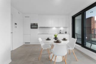 In het centrum van Deerlijk bevindt zich dit nieuwbouwappartement van 57m2 met een terras van 4m2.Het appartement is onderdeel van nieuwbouwproject...