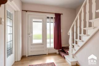 <p><span>Rustig gelegen woning met 3 slaapkamers nabij winkels, scholen, openbaar vervoer en sport- en recreatiefaciliteiten. Bovendien zijn de invalswegen richting Eindhoven en Hasselt vlot bereikbaar.</span></p><p><span>Dankzij het ruime perceel is er volop plaats om te genieten van het buitenleven en biedt de tuin tal van mogelijkheden.</span></p><p><strong>Troeven:</strong></p><p><span>·</span><span> </span><span>Rustige ligging met alle nodige voorzieningen nabij</span></p><p><span>·</span><span> </span><span>3 slaapkamers</span></p><p><span>·</span><span> </span><span>Mooi perceel van 8 are</span></p><p><span>·</span><span> </span><span>Veranda met zicht op de tuin</span></p><p><span>·</span><span> </span><span>Vrijstaande garage</span></p><p><span>·</span><span> </span><span>Vlotte bereikbaarheid naar de invalswegen</span></p><p><span>Indeling gelijkvloers: inkomhal, woonkamer, keuken, badkamer, wasplaats, toilet, veranda.</span></p><p><span>Verdieping: nachthal, slaapkamer, slaapkamer, slaapkamer en zolder.</span></p>