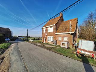 Perceel grond van 4949 m² met te herbouwen/te renoveren woning met mooie vertezichten te ArdooieLandelijk gelegen met ideale bereikbaarheid (snelweg...