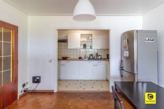 <p><span>1-slaapkamerappartement met terras en gunstig EPC in de Groenenhoek</span></p><p><span> </span></p><p><span>Op de vierde verdieping van een verzorgd gebouw bevindt zich dit lichtrijke 1-slaapkamerappartement van ca. 60 m² met terras, gelegen in de Valkenputstraat 58 in Borgerhout. </span></p><p><span> </span></p><p><span>Locatie</span></p><p><span> </span></p><p><span>Dit aangename appartement is gelegen in de Valkenputstraat in het hart van de gegeerde wijk Groenenhoek, in Borgerhout.</span></p><p><span>De ligging is bijzonder gunstig: rustig wonen met alle voorzieningen binnen handbereik. Op wandelafstand bevindt zich het groene Te Boelaerpark, ideaal voor ontspanning, sport en wandelen. Daarnaast geniet je van een vlotte verbinding met het centrum van Antwerpen, openbaar vervoer, scholen en winkels in de directe omgeving.</span></p><p><span> </span></p><p><span>Indeling</span></p><p><span>Je komt binnen in de inkomhal die toegang geeft tot alle ruimtes van het appartement.</span></p><p><span>Via een dubbele deur links betreed je de lichtrijke leefruimte, afgewerkt met blokjesparket. Deze aangename ruimte biedt voldoende plaats voor een gezellige zithoek en een grote eettafel. De open keuken met warm houten werkblad is geïntegreerd in de leefruimte in L-vorm en uitgerust met alle nodige toestellen en opbergruimte.</span></p><p><span>Vanuit de leefruimte heb je toegang tot het terras via een schuifdeur, een fijne buitenruimte waar je rustig kan genieten.</span></p><p><span>Verder in de inkomhal bevindt zich de ruime slaapkamer, voorzien van ingebouwde kasten. De ramen werden recent vernieuwd, wat bijdraagt aan comfort en energiezuinigheid.</span></p><p><span>De badkamer is volledig betegeld en uitgerust met een ligbad met douchemogelijkheid, en biedt daarnaast plaats voor een wasmachine en droogkast. Verder is er nog een apart gastentoilet.</span></p><p><span> </span></p><h2><span>Troeven</span></h2><ul><li><span>Gunstig EPC-label B </span></li><li><span>Asbestveilig </span></li><li><span>Elektrische installatie conform </span></li><li><span>Lichtrijk appartement </span></li><li><span>Volwaardig terras met schuifdeur </span></li><li><span>Gegeerde ligging in de Groenenhoek </span></li><li><span>Recent vernieuwde ramen in de slaapkamer </span></li><li><span>Interessant als investering / opbrengsteigendom </span></li></ul><p><span> </span></p><p><span>Dankzij de combinatie van een sterke ligging, goede energieprestaties en praktische indeling is dit appartement niet alleen ideaal als eerste woonst, maar ook bijzonder interessant als zorgeloze investering met aantrekkelijk verhuurpotentieel.</span></p>