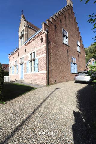 BEZOEKEN KUNNEN UITSLUITEND WORDEN INGEPLAND VIA DE VOLGENDE LINK: <br />https://mijnhuurprofiel.be/property/a47ba30b-a0b2-4c2a-847d-116c40479d22<br /><br />Bent u opzoek naar een ruime gezinswoning met 4 of meerdere slaapkamers, een oprit voor verschillende wagens én een tuin met verschillende bijgebouwen? Lees en kijk dan snel even verder!<br /><br />Deze karaktervolle gezinswoning bevindt zich in een landelijke omgeving te Waasmunster. Scholen, winkels en het openbaar vervoer zijn vlakbij. Deze charmante woning dateert van 1925 en beschikt over authentieke elementen én hoge plafonds. Deze woning beschikt momenteel over 4 slaapkamers maar er zijn meerdere slaapkamers mogelijk, wegens de enorm grote ruimtes. Deze woning heeft een bewoonbare oppervlakte van maar liefst 337 m2. Deze woning is ideaal voor een gezin met kinderen en/of een zelfstandige die gebruik kan/wil maken van een praktijkruimte of bureauruimte op het gelijkvloers. <br /><br />Indeling: <br />Riante inkomhal met toegang tot de verschillende ruimtes. Deze woning beschikt over twee woonkamers, een geïnstalleerde keuken met eetplaats én een kelder. Een aparte (gasten)toilet. Een (eventuele) praktijkruimte. Een enorme tuin met terras én verschillende bijgebouwen (ideaal voor iemand met groene vingers). Op de eerste verdieping bevinden zich 4 slaapkamers (meerdere slaapkamers zijn mogelijk). Een badkamer met ligbad, dubbel lavabomeubel én toilet. Tenslotte is er nog een technische berging aanwezig op de eerste verdieping. <br /><br />Deze woning is onmiddellijk beschikbaar.