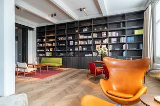 <p><span>Industriële loft "pur sang" nov architect Hans Verstuyft geïnspireerd op het Mercer Hotel in New York. Op de 3de. verd. achteraan in de voormalige modernistisch fabriek "Imperial Pudding" (anno 1900) leidt een lift ons rechtstreeks in deze unieke & indrukwekkende loft met schitterende plafondhoogtes van ca 4 meter. Met een bew.opp. van ca 280m² en een ruim overdekt terras van ca 40 m² is dit werkelijk een uniek object middenin het bruisende stadscentrum. De loft is ingedeeld met een schitterende leef-en eetruimte op visgraatparket met een open, hyper ingerichte Arc Linea keuken met Gaggenau toestellen en een mooie inox afwerking. Aansluitend is er een overdekt terras (verwarmd) waar de stilte overheerst & die quasi heel het jaar door bruikbaar is. Achteraan treffen we de mooie masterbedroom met eigen bdkm en dressing en een tweede slaapkamer met doucheruimte. Beide badkamers zijn afgewerkt met Carrara marmer & Vola kranen. Een bijkeuken met wasplaats en een mezzanine (extra slkm eventueel) vervolledigen het plaatje. De loft beschikt nog over 2 extra bergingen en bestaat de mogelijkheid om 2 inpandige staanplaatsen aan te kopen aan 50.000€/stuk. </span></p><p><span>Instapklaar en tijdloos object met luxueuze afwerkingsgraad hartje Antwerpen!</span></p><p><span> </span></p><p><span>Extra's</span><span>:</span></p><p><span> </span></p><p><span>* gunstige EPC score> B</span></p><p><span>* conforme elektriciteitsattest</span></p><p><span>* Frans vol eiken vloer in visgraatmotief doorheen de ganse loft</span></p><p><span>* slechts 350 € maandelijkse gemeenschappelijke kosten</span></p><p><span>* grote raampartijen rondom zorgen voor een aangename lichtinval</span></p><p><span>* de leefruimte is verder onderverdeeld in een salon met home cinema en afgewerkt met een schitterende op maat gemaakte bibliotheek in fineer.</span></p><p><span>* mogelijkheid voor een derde slaapkamer</span></p><p><span>* 2 afzonderlijke wc's</span></p><p><span>* </span><span>grote mezzanine te gebruiken als bureau, opbergruimte, logeerruimte,…</span></p><p><span>* prachtig zicht op </span><span>: Mas, Boerentoren, Sint-Antonius Kerk, Kathedraal,…</span></p><p><span> </span></p><p><span> </span></p><p><span> </span></p>