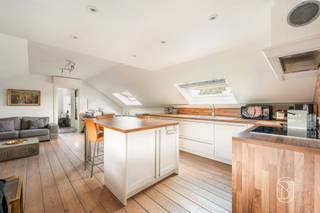 Mooi éénslaapkamerappartement te Dikkelvenne op mooie ligging!Dit appartement beschikt over één slaapkamer en één badkamer, ingericht met het oog op maximaal comfort en functionaliteit. Het open-conceptontwerp creëert een voelbare ruimtelijkheid en bevordert een aangenaam dagelijks leefpatroon. Grote ramen en meerdere dakramen zorgen voor overvloedige natuurlijke lichtinval, wat de leefruimte zeer aantrekkelijk maakt.KEUKEN EN WOONGEDEELTEDe moderne keuken is volledig uitgerust en beschikt over een groot werkeiland voorzien van houten werkbladen. De ruime slaapkamer biedt voldoende plaats voor een comfortabel bed en aanvullend meubilair. Er zijn 2 staanplaatsen inbegrepen aan de voorkant van het gebouwMomenteel verhuurd aan 640€Lage syndickostenMaak zeker uw afspraak op het bezoekmoment donderdag 24/09 om dit leuke appartement te bezichtigen.