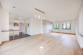 <p>Energiezuinige gezinswoning op 385m² nabij Lommel-Centrum! </p>
<p><strong>Lommel-Centrum: Instapklare woning (169m²) met 3 slks op 385m² en EPC label A! </strong></p>
<p> </p>
<p><strong>Troeven:</strong></p>
<ul><li>Energiezuinig = EPC label A</li><li>3 ruime slaapkamers</li><li>Heel gunstige en rustige ligging nabij Lommel-Centrum
<ul><li>Op wandelafstand van centrum</li><li>Nabij openbaar vervoer, scholen, winkels, ..</li><li>Vlotte verbinding naar Nederland en op ca. 25 minuten van o.a. Eindhoven, Veldhoven, ..</li></ul>
</li><li>Zonnepanelen en zonneboiler aanwezig</li><li>Onderhoudsvriendelijke tuin met carport en ZO-oriëntatie</li><li>Asbestvrij- en veilig</li><li>Charmante woonkamer met parketvloer, vloerverwarming en veel lichtinval</li><li>Ook geschikt als investering!</li></ul>
<p><u>Indeling</u></p>
<p>Gelijkvloers: inkomhal - toilet - woonkamer - keuken - hal - wasplaats/berging</p>
<p>Boven: nachthal - badkamer - slaapkamer 1 - slaapkamer 2 - slaapkamer 3</p>
<p>Zolder (vlizotrap): bergzolder met o.a. gasketel en zonneboiler</p>
<p>Tuin: terras met zonneluifel - tuinhuis - carport</p>