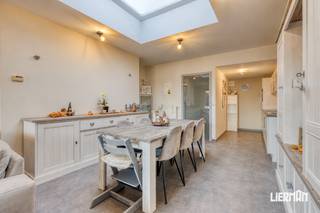 <p>- BEZOEK enkel op afspraak - <br /><br />Dit aangename en instapklare gelijkvloerse appartement met een bewoonbare oppervlakte van 92 m² en een gezellig terras biedt een mooie combinatie van licht, ruimte en wooncomfort. <br /><br />Via de ruime inkomhal bereikt u de verschillende vertrekken. De lichtrijke leefruimte met open keuken vormt het hart van het appartement. Dankzij de aanwezigheid van een lichtkoepel geniet deze ruimte van extra natuurlijke lichtinval. Vanuit de leefruimte heeft u rechtstreeks toegang tot het gezellige terras. <br /><br />Verder beschikt het appartement over 2 slaapkamers, een badkamer met instapdouche en een praktische, afzonderlijke berging met plaats voor een wasmachine en droogkast. <br /><br />Ook de centrale ligging vormt een belangrijke troef. Het appartement bevindt zich op wandelafstand van het centrum, vlak bij het station en op slechts enkele minuten van de E40. Hierdoor zijn zowel Gent als Aalst vlot bereikbaar. Openbaar vervoer, winkels en andere dagelijkse voorzieningen bevinden zich eveneens in de nabije omgeving. <br /><br />Een overdekte parkeerplaats kan afzonderlijk worden aangekocht voor € 12.000. Daarnaast zijn er parkeermogelijkheden achter de tuin, ter hoogte van de aangrenzende Tramzate. <br /><br />Het appartement werd steeds rook- en huisdiervrij bewoond en is beschikbaar bij akte. Dankzij de praktische indeling, de instapklare staat en de uitstekende bereikbaarheid vormt dit appartement een interessante opportuniteit voor zowel eigen bewoning als investering. <br /><br />Wenst u meer informatie of een bezoek? Contacteer ons via info@immolierman.be of 053 89 99 66.</p>