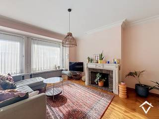 Ruim appartement op het 4e verdiep met panoramisch zicht, topligging pal in het stadscentrum van Roeselare (5’ wandelen van station met bushalte voor de deur), inkomhal, living, ingerichte keuken en badkamer, 3 slaapkamers, apart toilet, terras, kelderberging. <br /><br />Beschikbaar vanaf 1/12/2026 Huurprijs 695 €/mnd (exclusief 50 €/mnd syndickosten). <br />Verwarming op mazout.<br /><br />Maximum voor 4 personen, zowel voor bewoning als domiciliëring. <br /><br />Bij interesse, gelieve enkel en alleen te reageren via het contactformulier. Wij contacteren u terug van zodra een bezoek mogelijk is.
