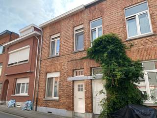 Bezoek onze <strong>opendeurdag </strong>op <strong>zaterdag 20 december</strong>, tussen <strong>11.00 en 12.30 uur</strong>. Geen voorafgaande registratie nodig — kom gewoon langs en ontdek de woning!<br /><br />Uitstekend gelegen gezinswoning met 4 slaapkamers te Kessel-Lo.<br /><br />Deze woning bestaat gelijkvloers uit een inkomhal waar plaats is voor een fiets, een voorplaats, een tussenplaats en achteraan een keuken met aansluitend een wasruimte en de badkamer met ligbad en enkele wastafel.<br /><br />Op de eerste verdieping zijn er 2 ruime slaapkamers.<br /><br />Op de tweede verdieping, onder het dak, zijn er nog eens mogelijk 2 slaapkamers.<br /><br />Verder is er nog een kelderruimte.<br /><br />Tot slot is er een knusse en groene stadstuin met tuinberging. Een tuin waarin je in alle rust kan genieten. <br /><br />Nieuwsgierig naar deze woning, maak snel een afspraak via info@immoruelens.be