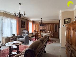 <p><span>Ruim en lichtrijk appartement in kleinschalig gebouw!</span></p><p><span>We vinden dit appartement terug pal in het centrum van Kontich, nabij allerlei winkels, openbaar vervoer, belangrijke invalswegen, ….</span></p><p><span> </span></p><p><span>Indeling:</span></p><p><span>We nemen de trap naar de eerste verdieping en betreden het appartement via de inkomhal.</span></p><p><span>Aan de voorzijde van het gebouw vinden we de eerste volwaardige slaapkamer terug, hiernaast ligt de leefruimte met grote raampartijen en zeer veel lichtinval.</span></p><p><span>Langs de leefruimte betreden we de keuken, deze is voorzien van een kookvuur, oven, dampkap, lavabo en aansluiting voor een vaatwasser. Hier is tevens ook de toegang naar het terras met kleine extra berging.</span></p><p><span>Naast de keuken is er nog een extra ruimte voorzien als berging/bijkeuken.</span></p><p><span> </span></p><p><span>Centraal vinden we de badkamer terug, deze is voorzien van zowel een bad als douche en 2 wastafels.</span></p><p><span>In de nachthal is er nog een apart toilet voorzien met handenwasser. </span></p><p><span> </span></p><p><span>Aan de achterzijde van het appartement ligt de 2</span><span><sup>e</sup></span><span> en grootste slaapkamer.</span></p><p><span> </span></p><p><span>Ten slotte is er nog een handige kelderberging voorzien.</span></p><p><span> </span></p><p><span>Indien gewenst kan er achter het gebouw nog een garagebox gehuurd worden voor €92, dit is optioneel.</span></p><p><span> </span></p><p><span>Nuttige informatie:</span></p><ul><li><span>Beschikbaar: 01/09/2026</span></li><li><span>GEEN MAANDELIJKSE LASTEN!</span></li><li><span>EPC: 198 kWh (m² jaar)</span></li><li><span>Huurwaarborg: 3 maanden</span></li><li><span>Plaatsbeschrijving: €225 per partij</span></li><li><span>Optie tot garagebox voor €92</span></li></ul><p><span> </span></p><p><span> </span></p><p><span>Boek nu zelf ONLINE uw afspraak in. Surf naar het betreffende eigendom op onze website <span>www.habicom.be</span></span><span> en klik op de roze knop </span><span>'PLAN EEN BEZOEK'</span><span>. <br />Kies het moment dat u het beste uitkomt, vul de gevraagde contactgegevens in en klik nadien op verzenden om te bevestigen.</span></p><p><span> </span></p>