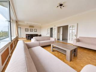 <p><strong>Zeer ruim en aangenaam gemeubeld appartement van ca. 180m² met vier slaapkamers en panoramisch uitzicht op het Stadspark. Gelegen op de achtste verdieping van een residentieel gebouw, nabij openbaar vervoer, winkels, scholen, de diamantwijk en gezellige cafés en restaurants. Ook de belangrijke in- en uitvalswegen zijn vlot bereikbaar.</strong></p>
<p><strong><span>INDELING:</span></strong></p>
<p><span>De INKOMHAL van ca. 10m² op marmervloer, met gastentoilet, verwelkomt u in het appartement.</span></p>
<p><span>De zonnige en riante LEEFRUIMTE van ca. 57m² op parketvloer geniet dankzij de grote ramen van een maximale lichtinval en een prachtig groen uitzicht op het park. De aangename breedte biedt volop mogelijkheden voor een comfortabele zit- en eethoek.</span></p>
<p><span>De volledig ingerichte KEUKEN van ca. 18m² beschikt over alle toestellen, ruime opbergkasten en een gezellige ontbijthoek. Aansluitend bevindt zich het terrasje. </span></p>
<p><span>Via de NACHTHAL bereikt u de vier SLAAPKAMERS op parketvloer: twee van ca. 20m², één van ca. 14m² en één van ca. 11m². </span><span>De slaapkamers geven uit op het zuidoostelijk georiënteerde TERRAS.</span></p>
<p><span>De BADKAMER is uitgerust met een ligbad, douche, dubbele wastafel en toilet. Daarnaast is er een afzonderlijke DOUCHEKAMER met douche, wastafel, toilet en aansluitingen voor een wasmachine en droogkast.</span></p>
<p><span>Een KELDERBERGING op verdieping -1 is inbegrepen. <br /><br />Een AUTOSTAANPLAATS in het gebouw kan worden bijgehuurd voor € 180 per maand.<br /><br /></span></p>
<span><strong>BIJZONDERHEDEN: <br /></strong></span><span>* Toplocatie te Antwerpen centrum aan het Stadspark<br /></span>* Gemeubeld 4 slaapkamer appartement met parkzicht<br /><span>* Dubbele beglazing in PVC - draai-kipsysteem, airco aanwezig, EPC 181kWh/m² </span><br /><span>* Algemene onkosten: € 420/maand (prov. verwarming, water en algemeen onderhoud inbegrepen)</span><br /><span>* Inclusief kelder<br /></span>