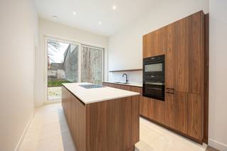 Deze exclusieve herenwoning werd <strong>hoogwaardig gerenoveerd</strong> met respect voor haar <strong>authentieke charme</strong>, gecombineerd met <strong>alle hedendaagse technieken</strong>. De woning is <strong>energiezuinig en duurzaam (EPC A)</strong> en geniet van een <strong>uitstekende ligging</strong> met tal van voorzieningen op wandelafstand.<br /><br /><strong>Indeling: -1:</strong> kelder <strong>0:</strong> inkomhal, toilet, leefruimte, keuken, technische berging, wasplaats, tuin met terras <strong>+1</strong> badkamer, 2 slaapkamers, toilet, nachthal <strong>+2</strong>: badkamer, toilet en 2 slaapkamers<br /><br /><strong>Ligging:</strong> De woning is <strong>strategisch gelegen</strong> op wandelafstand van het centrum, winkels, openbaar vervoer en culturele voorzieningen, en biedt tegelijk een <strong>vlotte verbinding met de ring van Turnhout</strong>.<br /><br /><strong>Beschrijving:</strong>
<p>Deze volledig gerenoveerde herenwoning verenigt het beste van twee werelden: het <strong>behoud van karaktervolle, authentieke elementen</strong> in combinatie met het <strong>comfort van moderne woontechnieken</strong>.</p>
<p>De woning beschikt over <strong>vier volwaardige slaapkamers</strong> en <strong>drie stijlvol afgewerkte badkamers</strong>, waaronder een <strong>masterbedroom met ensuite badkamer</strong>. Dit zorgt voor een optimaal wooncomfort voor wie ruimte, luxe en functionaliteit weet te appreciëren.</p>
<p>De <strong>lichtrijke leefruimte</strong> straalt elegantie uit en sluit naadloos aan op de <strong>moderne, volledig uitgeruste keuken</strong>, ideaal voor zowel dagelijks gebruik als gezellige momenten met familie en vrienden.</p>
<p>Dankzij de <strong>grondige renovatie</strong> voldoet de woning volledig aan de huidige woonnormen, met vernieuwde technieken, energiezuinige installaties en hedendaags comfort, zonder afbreuk te doen aan haar karaktervolle uitstraling.</p>
<p>Ook buiten kan u volop genieten van een <strong>zonnige en onderhoudsvriendelijke stadstuin</strong>, waar rust en privacy centraal staan.</p>
Extra troeven:<br />- Volledig gerenoveerd naar de huidige normen<br />- Energiezuinig EPC A<br />- Airco's<br />- Zonnepanelen<br />- Warmtepomp (koelen &amp; verwarmen)<br /><br /><strong>Bijzondere informatieplicht in aanvraag.</strong>