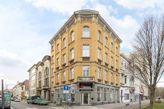 <p><span> </span></p><p><span>Looking for a commercial space with appeal and potential?  Ideal as a practice, office or workshop.  This charming corner building on Grotesteenweg combines authentic facades with large windows and a sea of space inside. The location is unbeatable: on a visible corner in Berchem, near streetcar stop De Merode and a few minutes from Berchem station. Also stores, restaurants and the cozy Harmoniepark and King Albert Park are just around the corner!</span></p><p><span> </span></p><p><span>Bright &amp; versatile</span></p><p><span>Behind the characterful facade lies no less than 128m² of usable space, divided into several rooms. You enter into a generous 87m² commercial space with 3.5 meter ceiling height, large windows and a novilon floor. Thanks to the air conditioning unit, it remains pleasant here even in summer.  Adjacent you will find a separate room of 12m² with double door to the dining room of 14m², both on the same novilon floor – perfect for meeting room, waiting room or extra storage. The kitchen (5,5m²) is simple but functional with sink and cupboards. In the back there is a separate toilet and a walk-through with mosaic tile floor.</span></p><p><span> </span></p><p><span>Top location with extra visibility</span></p><p><span>Thanks to the corner property you get maximum visibility here – ideal for a commercial operation. The windows not only catch a lot of light, but also attract the attention of passersby. You are in a strategic location between city and Ring, with public transport (streetcar, bus, Velo) literally around the corner.</span></p><p><span> </span></p><p><span>Advantages</span></p><p><span>visible corner location; large windows with lots of light; 128m² usable area; air conditioning unit; 3.5m ceiling height in main space; no catering; low general costs(€50); separate meters gas and electricity;</span></p><p><span> </span></p>