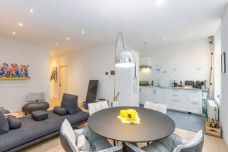 Dit recent gerenoveerd appartement is zeer centraal gelegen en ligt op enkele meters van de visserskaai, winkels, openbaar vervoer en de zeedijk van Oostende. <br /><br />De <u>indeling</u> is als volgt:
<ul>
	<li>Leefruimte met <strong>veel natuurlijk licht</strong></li>
	<li>Praktische <strong>open</strong> keuken</li>
	<li>Aparte berging met een <strong>vernieuwde ketel</strong></li>
	<li>Slaapkamer aan de <strong>achterzijde</strong></li>
	<li><strong>Vernieuwde</strong> badkamer met toilet en inloopdouche</li>
	<li>Uiterst<strong> ruim </strong>terras <strong><u>van 31m2</u></strong></li>
</ul>
Dit appartement is zowel geschikt voor tweede verblijf als voor vaste bewoners. <br /><br />Dit is een kleinschalig gebouw met slechts 3 appartementen en dus geen syndic kosten.<br />Gemeenschappelijke fietsenberging en vuilnisberging aanwezig. <br /><br />Aarzel niet en contacteer ons voor meer informatie of een bezoek ter plaatse op het nummer <strong>0495/57 45 30</strong> of <strong>manon.vn@caenen.be</strong>. <br /><br /> 