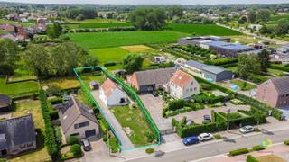 <p><span>Cette maison de caractère représente une opportunité unique pour ceux qui recherchent un projet de rénovation offrant de nombreuses possibilités. Située dans un cadre calme et verdoyant, elle vous permettra de profiter d’une qualité de vie agréable, tandis que l’accès aisé à l’A12, à Anvers, à Bruxelles et aux centres de Breendonk et de Puurs-Sint-Amands garantit une excellente accessibilité. La maison est implantée sur un terrain de pas moins de 1 147 m² et dispose d’une extension déjà autorisée. Cela permet de transformer la maison existante en une maison familiale contemporaine et lumineuse, dotée d’un espace de vie ouvert, d’une cuisine moderne, de trois chambres à part entière et d’un bureau, idéale pour ceux qui souhaitent vivre confortablement ou qui travaillent régulièrement à domicile. L’espace extérieur constitue également un atout majeur. À l’avant, il y a suffisamment de place pour aménager une large allée avec plusieurs places de stationnement. À l’arrière s’étend un vaste jardin où vous pourrez profiter en toute tranquillité de l’intimité, de la verdure et d’une vue dégagée. Cette propriété offre tout ce qu’il faut pour concrétiser votre projet immobilier : un emplacement idéal, un grand terrain et un projet d’extension autorisé qui vous permettra de créer une maison familiale spacieuse et moderne dans un cadre verdoyant.</span></p><p><span> </span></p>